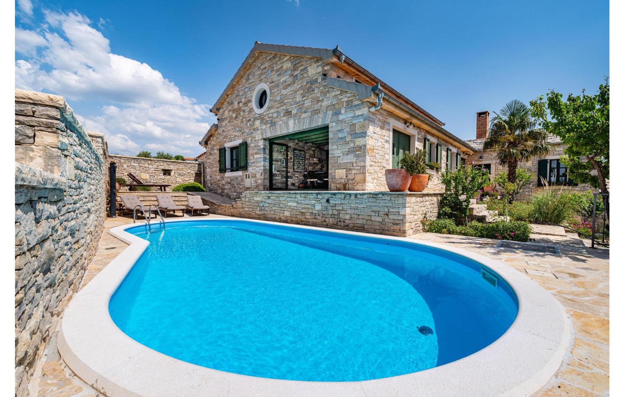 Casa vacanze 3 Bedroom Beautiful In Lisicic Lisicici